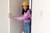 2人の娘に内緒で『子犬を迎えた』結果→小学校から帰ってきた瞬間に…思わずもらい泣きする光景が26万再生「ほんと素敵な家族」「涙が出た…」