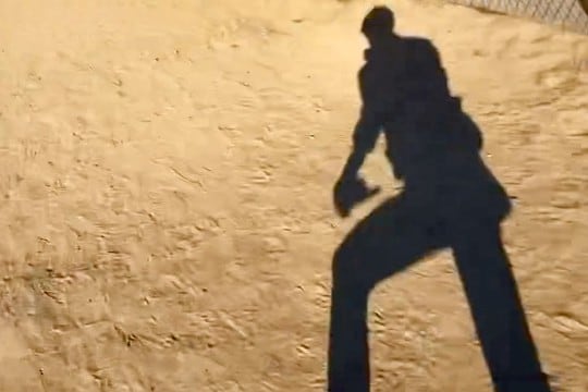 朝、ドッグランに行ったパパ→映像が送られてきて…想像と違った『まさかの光景』に8万いいねの大反響「死ぬほど笑った」「本気の息遣いで草」