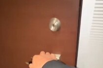 『犬を飼うと寄り道できなくなる理由』帰宅時、玄関のドアを開けた瞬間に…愛が溢れすぎてる『再会の光景』に悶絶「熱烈ｗｗ」「たまりません」