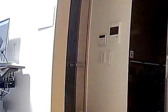 帰宅が遅くなったので『見守りカメラで犬を確認した』結果→ドアの前で…飛んで帰りたくなる光景に9万いいね「泣いちゃう…」「まさに忠犬」