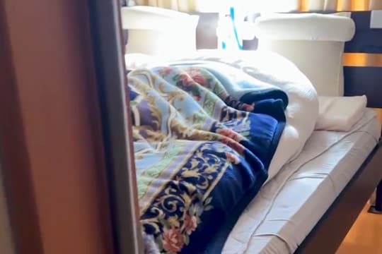 パパがいる寝室から不思議な声が…怪しいと思い、突撃してみた結果→『まさかの浮気現場』に反響「いちゃいちゃしてるw」「ラブラブで可愛い」