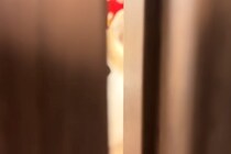 ドアを閉めて『犬と10秒間だけお別れしてみた』結果→そーっと開けてみると…抱きしめたくなる『再会の瞬間』に反響「健気だ」「バレバレｗ」