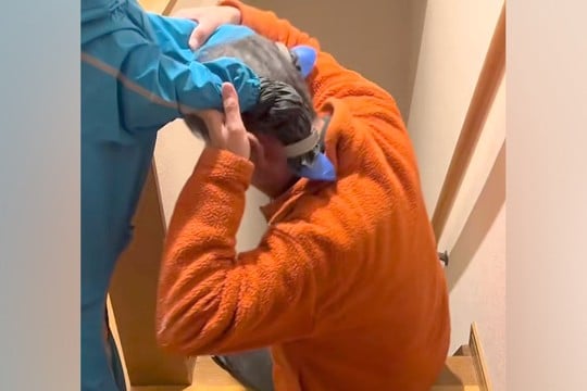 『人かと思ったｗｗ』階段でパパに抱っこされていたのは…もはや人間の子どもな『まさかの正体』が5万再生「服だけ見たら人ｗｗ」「癒される」