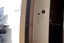 帰宅が遅くなったので『見守りカメラで犬を確認した』結果→ドアの前で…飛んで帰りたくなる光景に9万いいね「泣いちゃう…」「まさに忠犬」