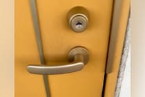 １週間ぶりに帰宅→ドアを開けて『ただいま』と言うと、犬がお出迎えしてくれて…想像以上の熱烈歓迎に反響「嬉しいが止まらない」「泣けてきた」