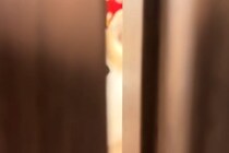 ドアを閉めて『犬と10秒間だけお別れしてみた』結果→そーっと開けてみると…抱きしめたくなる『再会の瞬間』に反響「健気だ」「バレバレｗ」