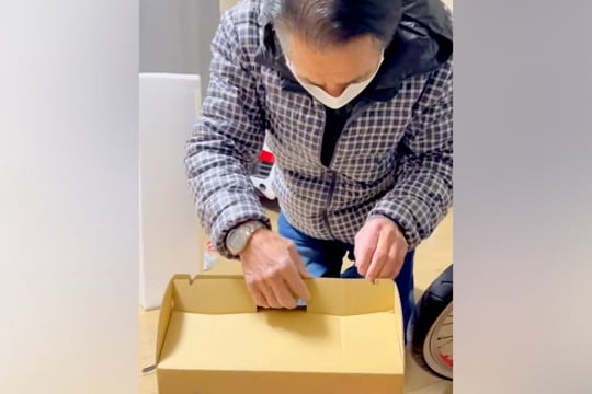 父が愛犬を亡くし、ペットロスに…子供たちが内緒で『子犬をお迎えした』結果→もらい泣きする光景が10万再生「涙が止まらん…」「素敵で感動」