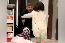 パパが帰宅すると『小さな女の子と犬』が駆け寄って…絵に描いたような『幸せすぎる光景』に反響「いいね…泣いちゃう」「なんて暖かいお出迎え」