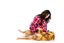 犬が飼い主に体をこすりつけるときの心理とは？状況から考えられる病気も