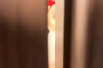 ドアを閉めて『犬と10秒間だけお別れしてみた』結果→そーっと開けてみると…抱きしめたくなる『再会の瞬間』に反響「健気だ」「バレバレｗ」