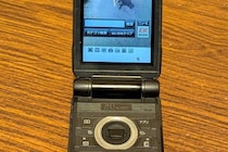 実家にあったガラケーを充電したら『亡くなった愛犬の写真』を見つけて…思わず涙腺がゆるむ光景が161万表示「ダメだ、泣けちゃう」「宝物」