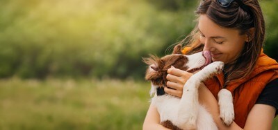 女性の顔を舐める犬