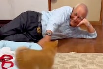 おじいちゃんが『小さな子犬』と初めて会った結果→互いにテンションが上がり…ずっと見ていたいやり取りに反響「おじいちゃんの方が面白くてｗ」
