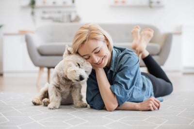 女性に寄り添う犬