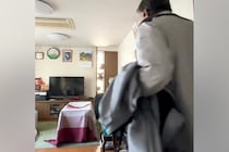 父に内緒で『子犬を飼った』結果→謎の大きな箱を発見して…気付いた瞬間の『100点満点なリアクション』に反響「ふたりとも可愛い」