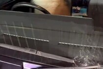 秋田犬と一緒にドライブ→ほんの少し、車内で待ってもらった結果…戻った時の『思わずニヤける光景』に反響「運転しそうｗｗ」「お利口さん」