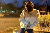 犬を『パーキングエリア』に連れて行った結果→帰りたくないと駄々をこねて…奇跡的な『カッコよすぎる一枚』に爆笑「カメラ目線で草」「完璧ｗ」