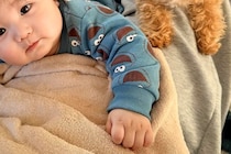 腹痛で苦しむ母親→休んでいたら『赤ちゃんと犬』がやってきて…とんでもなく尊い『温めてくれる光景』に反響「優しいし可愛い」「幸せの塊」