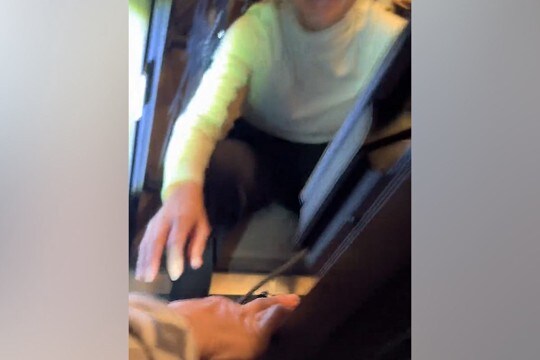 仕事中に母から『迷い犬が外を走ってた』と電話→近所で発見後、家を探した結果…飼い主との再会の瞬間に称賛「もらい泣き…」「本当よかった」