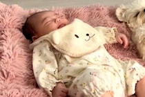 気持ちよさそうに眠る赤ちゃんの隣で、犬が一緒になって…あまりにも愛おしい『赤ちゃん返り』が58万再生「寝方と寝顔が可愛い」「幸せな時間」