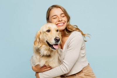 大型犬を抱きしめる女性