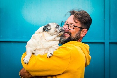 男性と犬