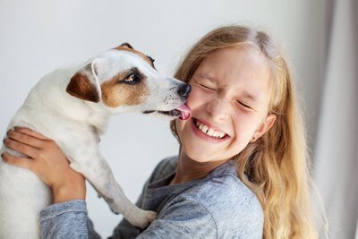 女の子の顔を舐める犬