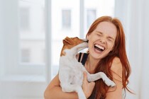 犬が『女性好き』といわれている理由4選　男性との大きな違いや注意点まで解説