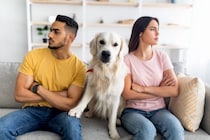 犬が『飼い主の喧嘩を仲裁する』心理3つ　愛犬は人間が揉めているのが分かるの？