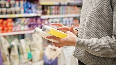 ペットショップでシャンプーを選んでいる人