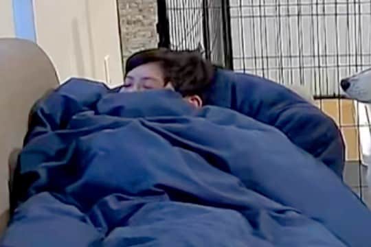 仕事前『息子と犬は何をしているかな』と家をカメラで確認した結果→寝てる息子に…まさかの『ガン見』に反響「カップルみたい」「きゃわいい」