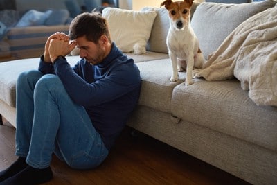 不安げな男性と犬