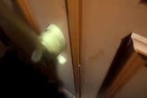 家族全員が寝ている時間に帰宅→ドアを開けたら、犬だけが待っていてくれて…愛にあふれた『全力のお出迎え』が8万再生「可愛すぎ」「たまらん」