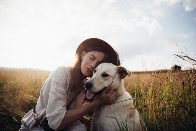 女性と犬