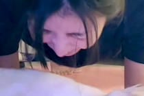 筋トレ中の女性→隣で『大型犬』が…まさかの『スパルタすぎる光景』が37万再生「本当のドッグトレーナーで草」「笑ってさらに引き締まるｗｗ」