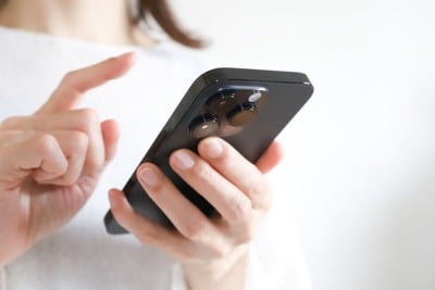 スマホ、操作する手