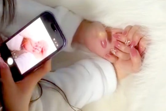 新しいネイルを撮ろうとする2人の女の子→騒がしいので様子を見に行くと…まさかの『撮影場所』に爆笑「初めて見たｗ」「便利で草」と252万再生