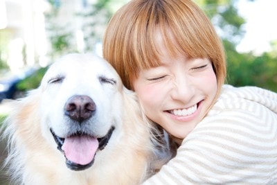 笑顔のアップ、犬と女性