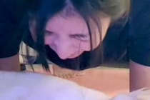 筋トレ中の女性→隣で『大型犬』が…まさかの『スパルタすぎる光景』が37万再生「本当のドッグトレーナーで草」「笑ってさらに引き締まるｗｗ」