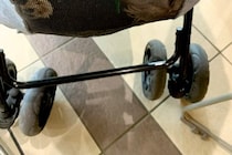 市役所の窓口で、なぜか笑いを堪えている担当者→横にある『犬のカート』を見てみたら…『まさかの光景』に11万いいね「仕事にならないｗｗ」