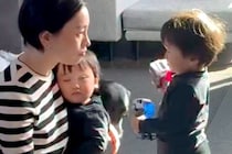 母親に叱られる男の子→状況を察した『大型犬』が大急ぎで近づいて…犬とは思えない『まさかの光景』が161万再生「素晴らしい」「護衛騎士」