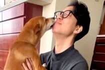 犬に内緒で『息子が１年ぶりに帰省した』結果→顔を合わせた瞬間に…５分以上も続いた『熱烈大歓迎』に感動続々「涙が出そう」「いやもう尊い…」