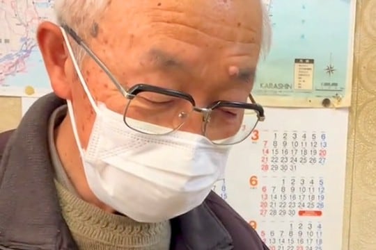 おじいちゃんと子犬を会わせてみた結果→膝の上に乗って…初対面とは思えない『尊すぎる光景』に反響「安心してる」「おじいちゃんも寝るのw」