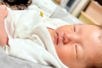 生まれたばかりの赤ちゃんが寝ていたら、犬が近づいて…気が付いたらいつも隣にいる『愛に溢れた光景』に反響「守ってくれてるのね」「仲良し」