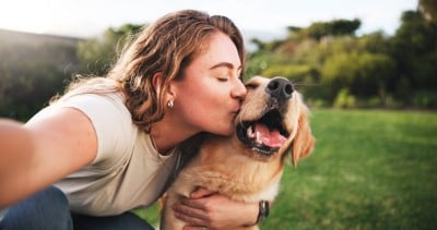 愛犬にキスする女性