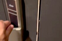 帰宅時、玄関のドアを開けると『子犬』が走ってきて…半端なく尊い『熱烈歓迎』が1447万再生「終電逃がしても帰るわ」「可愛すぎて泣きそう」