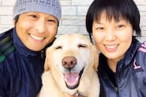 『絶対に幸せにする』外に繋がれっ放しで、散歩にも行っていない保護犬をお迎えした結果…『10年間の家族の記録』に涙「顔が違う」「泣いた」