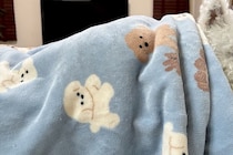 実家に犬を預けた結果→『寂しがっているかな』と思ったら、寝かしつけられていて…本当の孫のような『表情』に4万いいね「人みたい」「尊すぎ」