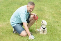 犬のウンチで体調を判断する『4つの方法』健康状態の見極め方や病気のサインまで