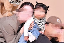 家族でそろって記念撮影をした結果→犬も一緒に写って…あまりにも『自己主張が激しい表情』に9万いいね「犬が投稿してる？」「可愛すぎて爆笑」